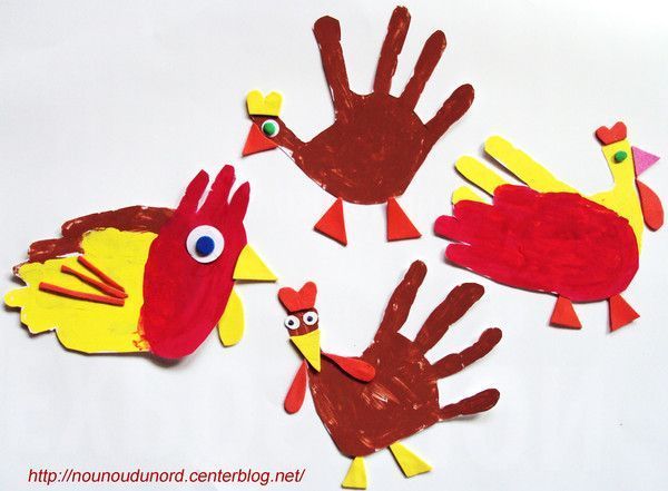 Des poules avec les empreintes de mains