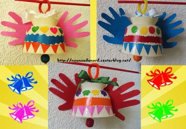 Cloches de Pâques avec empreintes de mains des bébés